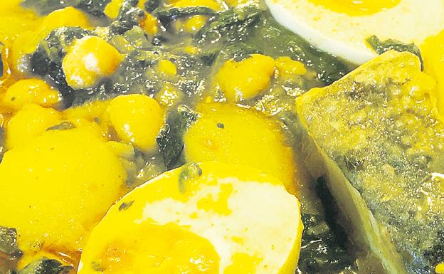 Garbanzos con bacalao, espinacas y huevo duro