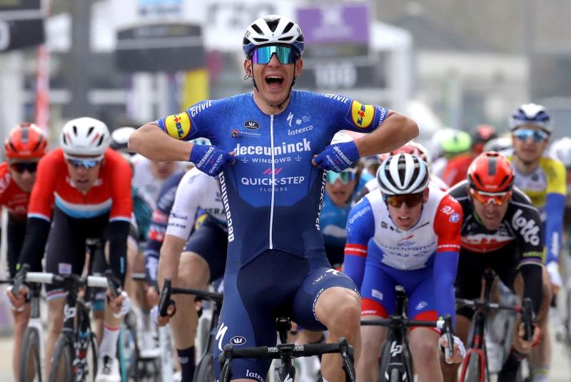 Davide Bellerini celebra su victoria en la Omloop Het Nieuwsblad., la tercera de la temproada para él 
