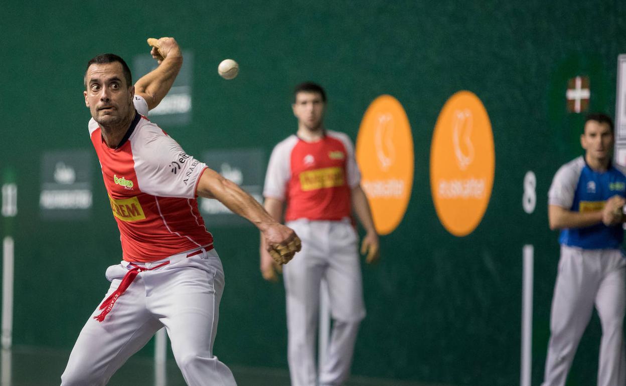 Bengoetxea VI prepara una jugada desde el ancho ayer en Markina. Al fondo, Aranguren.