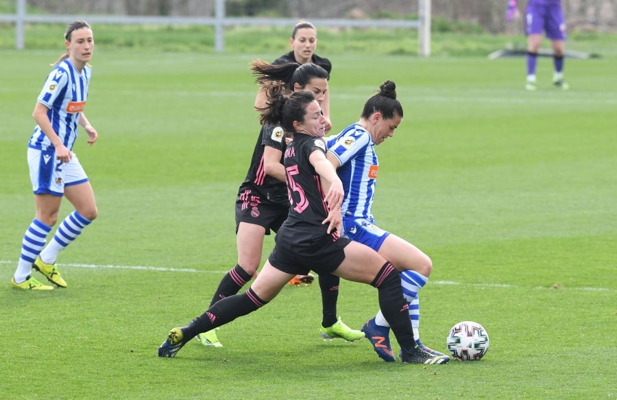 La Real Sociedad venció en casa al Real Madrid por tres goles a uno con remontada incluida para apurar una de las últimas oportunidades de las realistas para luchar por los puestos que dan acceso a competición continental. 