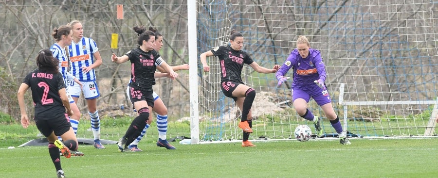 La Real Sociedad venció en casa al Real Madrid por tres goles a uno con remontada incluida para apurar una de las últimas oportunidades de las realistas para luchar por los puestos que dan acceso a competición continental. 