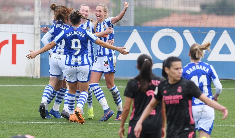 La Real Sociedad venció en casa al Real Madrid por tres goles a uno con remontada incluida para apurar una de las últimas oportunidades de las realistas para luchar por los puestos que dan acceso a competición continental. 