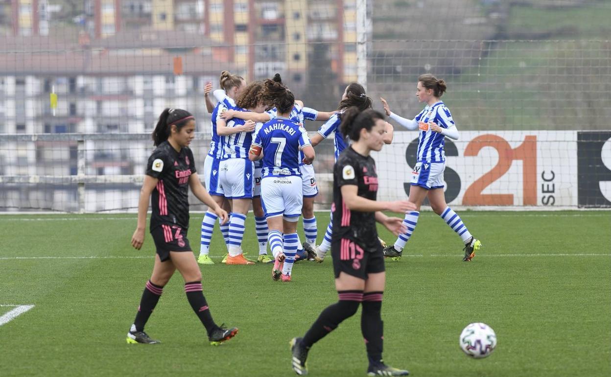 Las jugadoras de la Real celebran uno de los goles anotados esta mañana. 