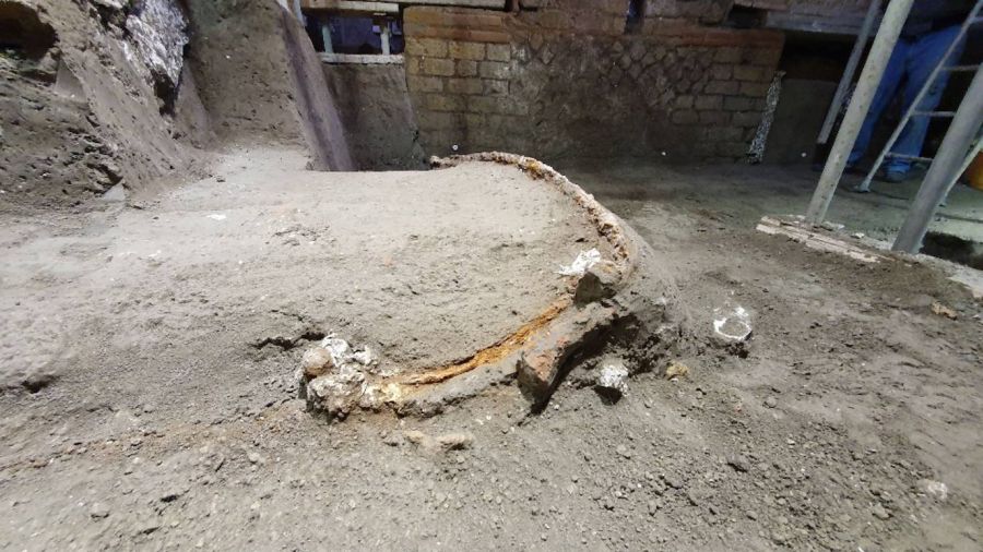El parque arqueológico de Pompeya ha anunciado el descubrimiento de un gran carro para ceremonias, encontrado en excelente estado, a sólo unos cientos de metros al norte del famoso sitio cultural italiano.