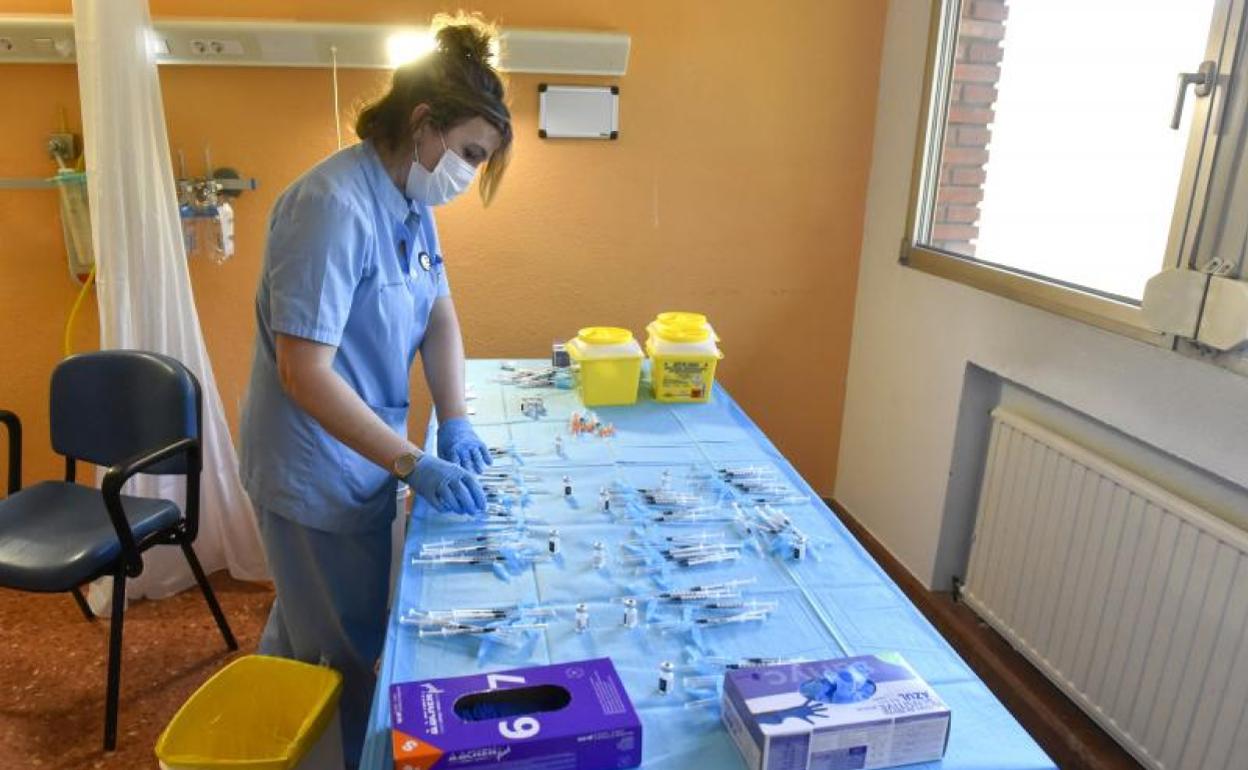 El Colegio de Médicos de Gipuzkoa ha criticado esta mañana el proceder de Salud en la campaña de vacunación a los doctores que ejercen en centros privados. 