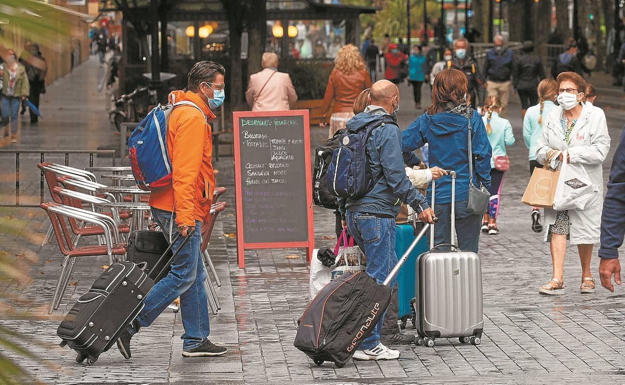 Un grupo de turistas pasea por Donostia, cuando las actuales restricciones de movilidad no estaban vigentes. 