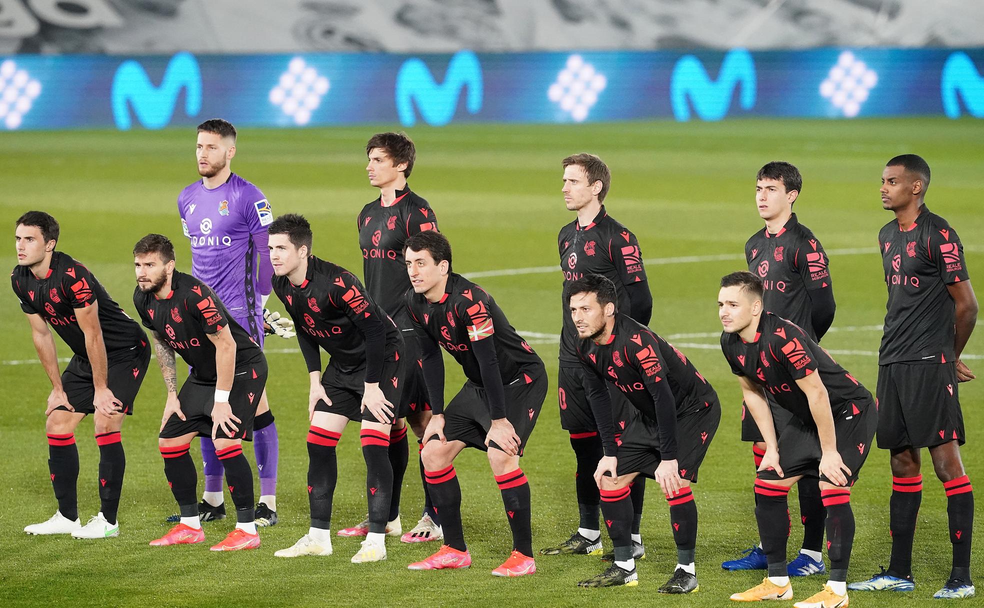 El once inicial de la Real, respetando las distancias para la foto protocolaria