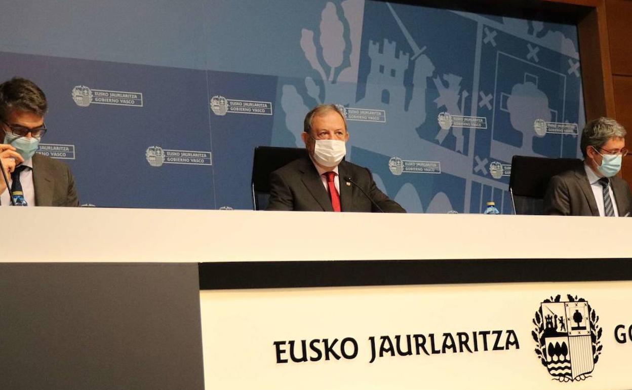 Azpiazu, acompañado del viceconsejero Hernando Lacalle y del director de Economía, Jordi Campàs