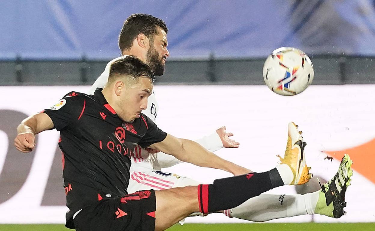 Gorosabel y Nacho pelean por el balón.