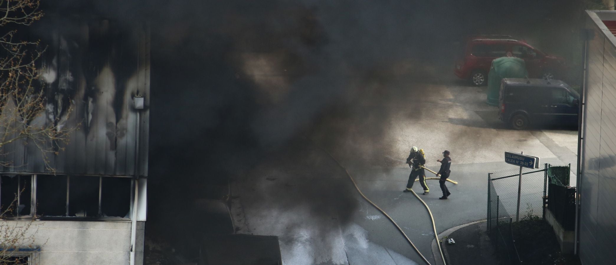 Un incendio calcina una empresa de aislamientos situado en el polígono Ugaldetxo de Oiartzun que, afortunadamente, no ha dejado heridos