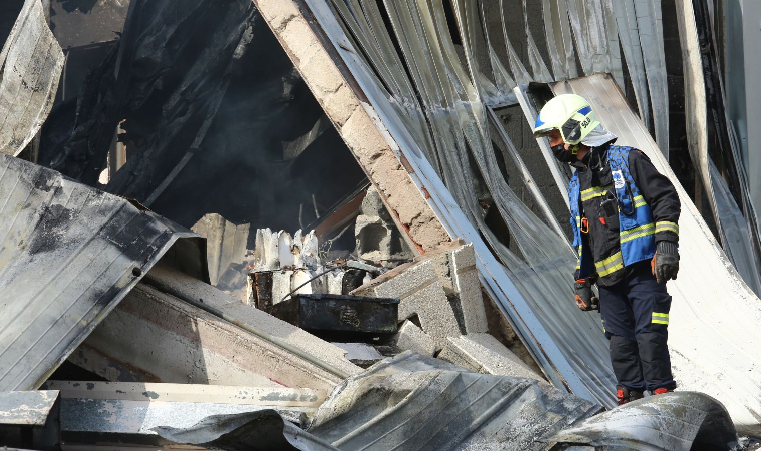 Un incendio calcina una empresa de aislamientos situado en el polígono Ugaldetxo de Oiartzun que, afortunadamente, no ha dejado heridos