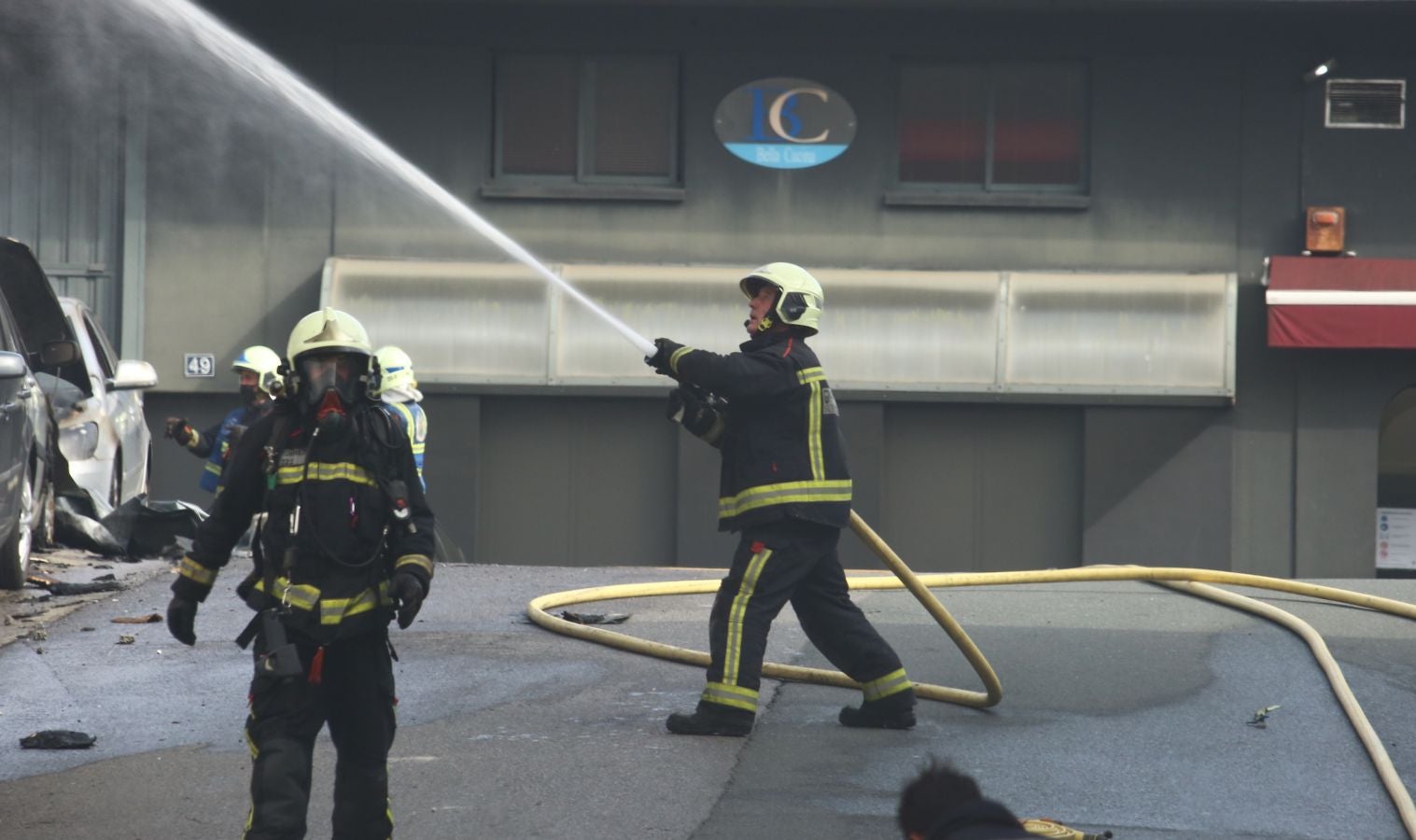 Un incendio calcina una empresa de aislamientos situado en el polígono Ugaldetxo de Oiartzun que, afortunadamente, no ha dejado heridos