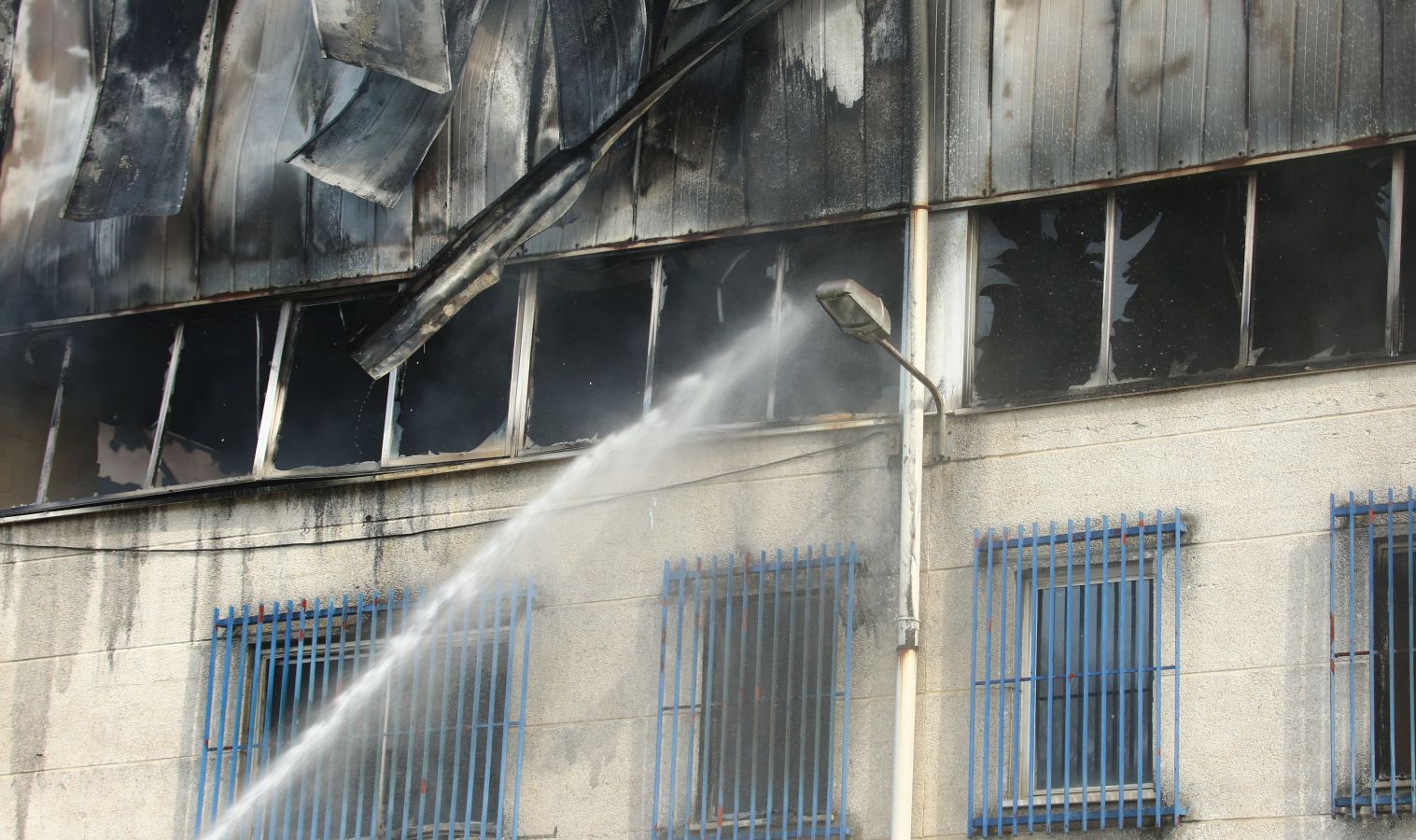 Un incendio calcina una empresa de aislamientos situado en el polígono Ugaldetxo de Oiartzun que, afortunadamente, no ha dejado heridos