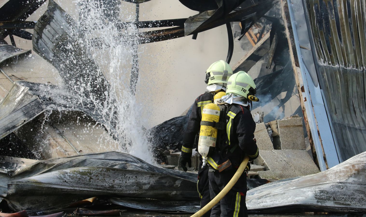 Un incendio calcina una empresa de aislamientos situado en el polígono Ugaldetxo de Oiartzun que, afortunadamente, no ha dejado heridos