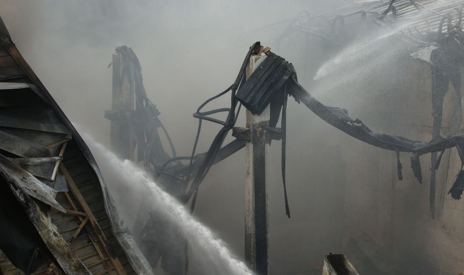Un incendio calcina una empresa de aislamientos situado en el polígono Ugaldetxo de Oiartzun que, afortunadamente, no ha dejado heridos