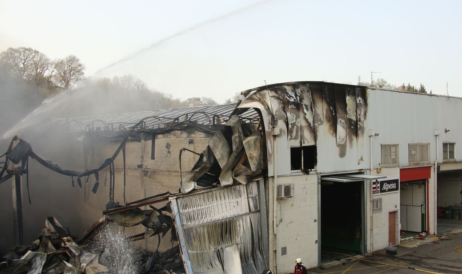 Un incendio calcina una empresa de aislamientos situado en el polígono Ugaldetxo de Oiartzun que, afortunadamente, no ha dejado heridos