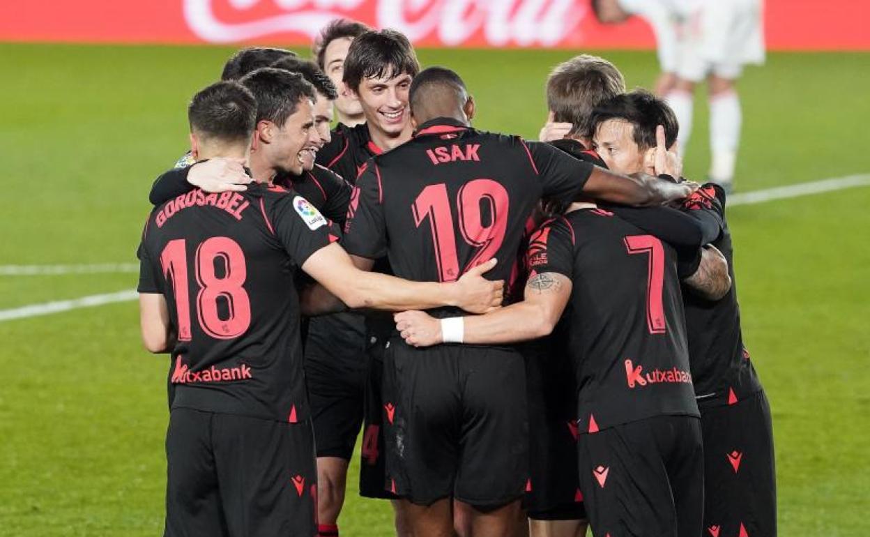 Los futbolistas de la Real felicitan a Portu por su gol el lunes en Valdebebas. 