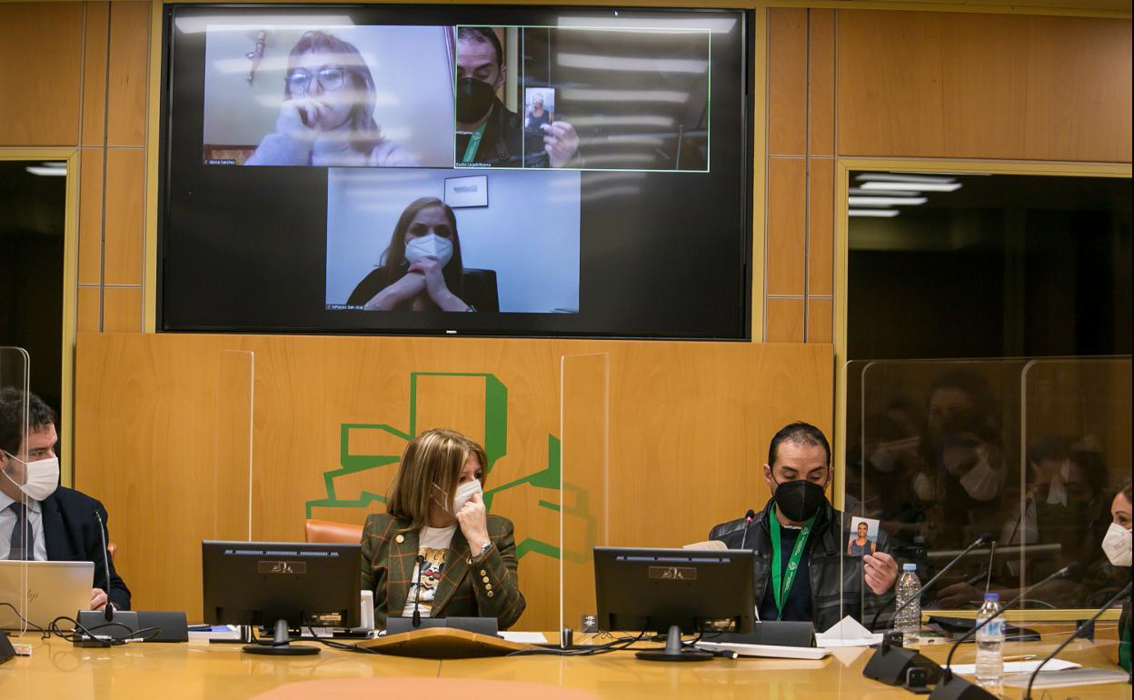 Un momento de la intervención de los familiares de Asier Niebla.