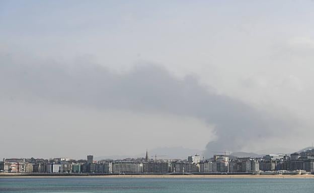 La columna de humo ha sido visible desde San Sebastián.