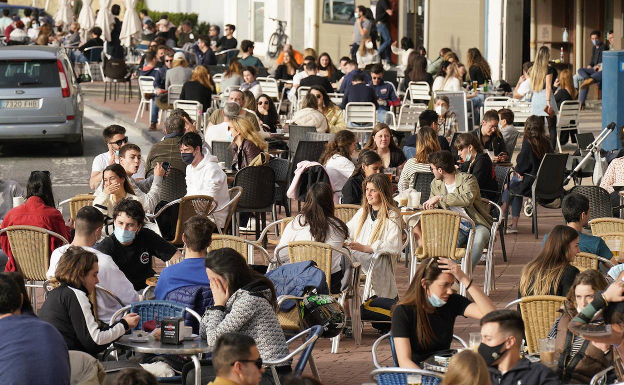 Terrazas al completo en el barrio de Sagües, en Donostia, el penúltimo fin de semana. El 'buen clima' se ha trasladado al mercado laboral. 