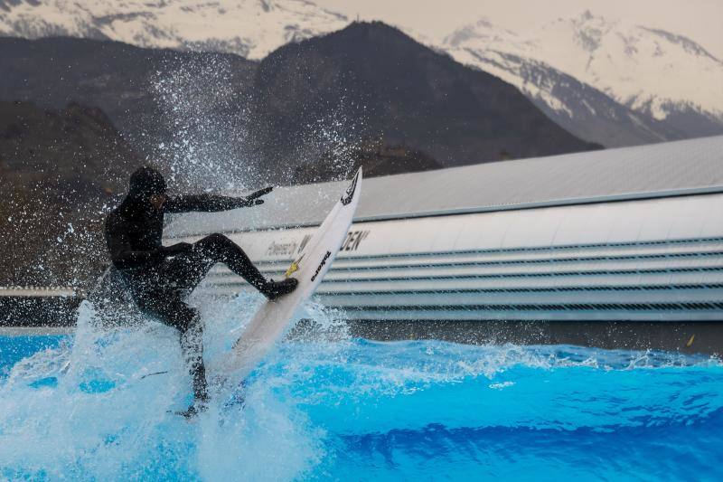 Aritz Aranburu surfea una ola artificial en Suiza. 
