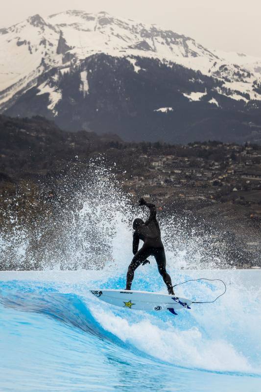 Aritz Aranburu surfea una ola artificial en Suiza. 