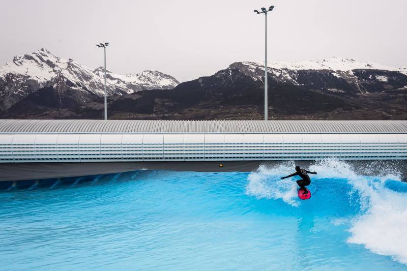 Aritz Aranburu surfea una ola artificial en Suiza. 