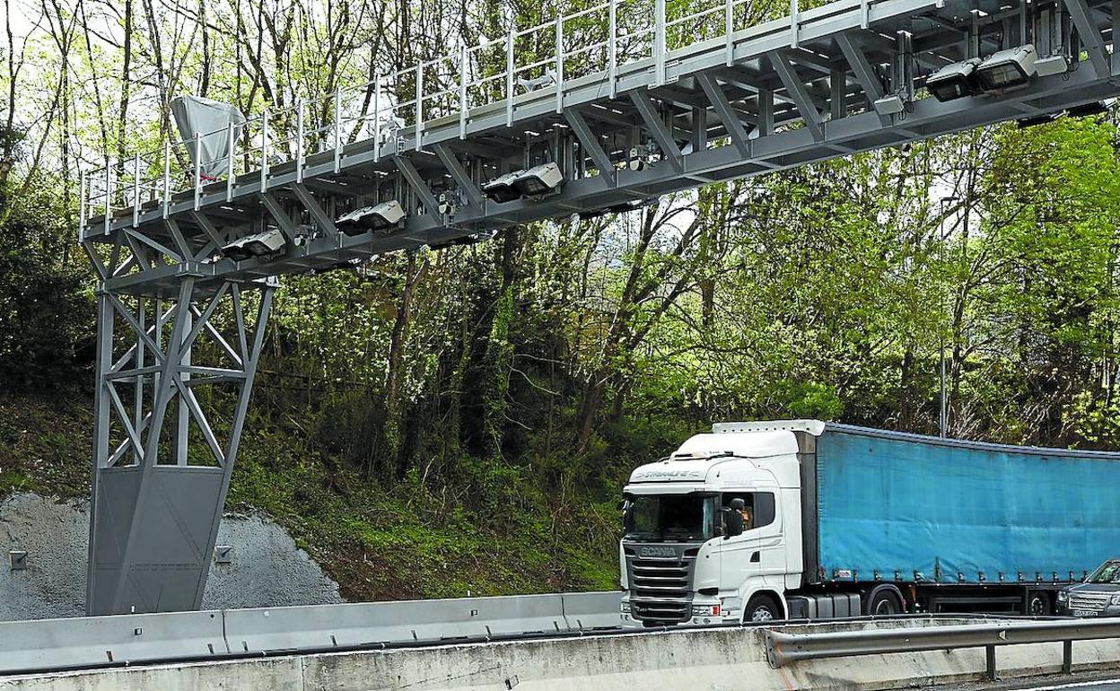 Un camión pasa bajo el arco de peaje situado en la N-I en Andoain. 