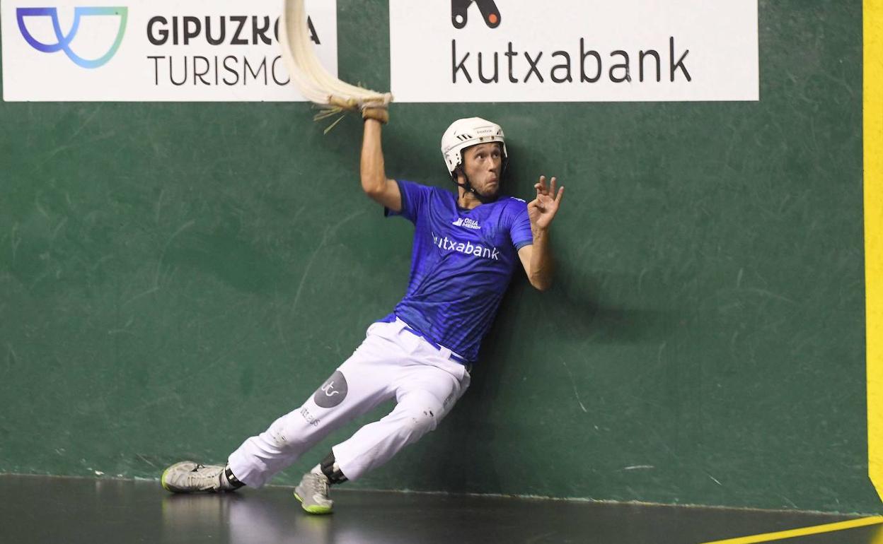 Goikoetxea V lleva una pelota contra la pared izquierda de Galarreta. 