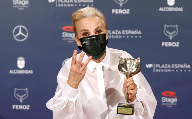 Elena Irureta agradece al público, el galardón que recibió como mejor actriz de serie. 