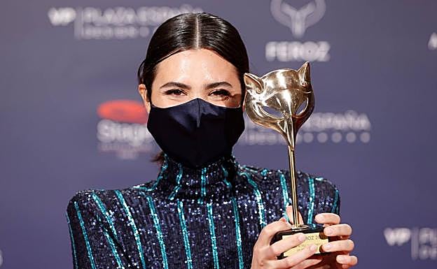 Loreto Mauleón agradece el premio en la gala. 