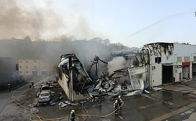 El fuego calcinó la nave de Aislamientos Arillano y causó daños graves en un pabellón anexo.