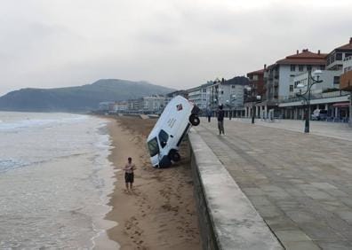 Imagen secundaria 1 - Una furgoneta cae a la playa en Zarautz