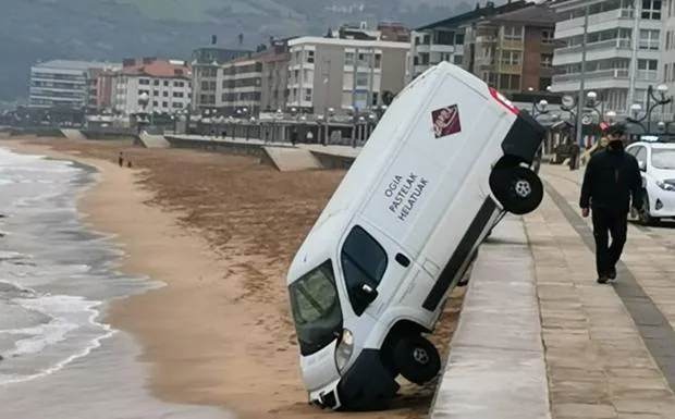 Imagen principal - Una furgoneta cae a la playa en Zarautz