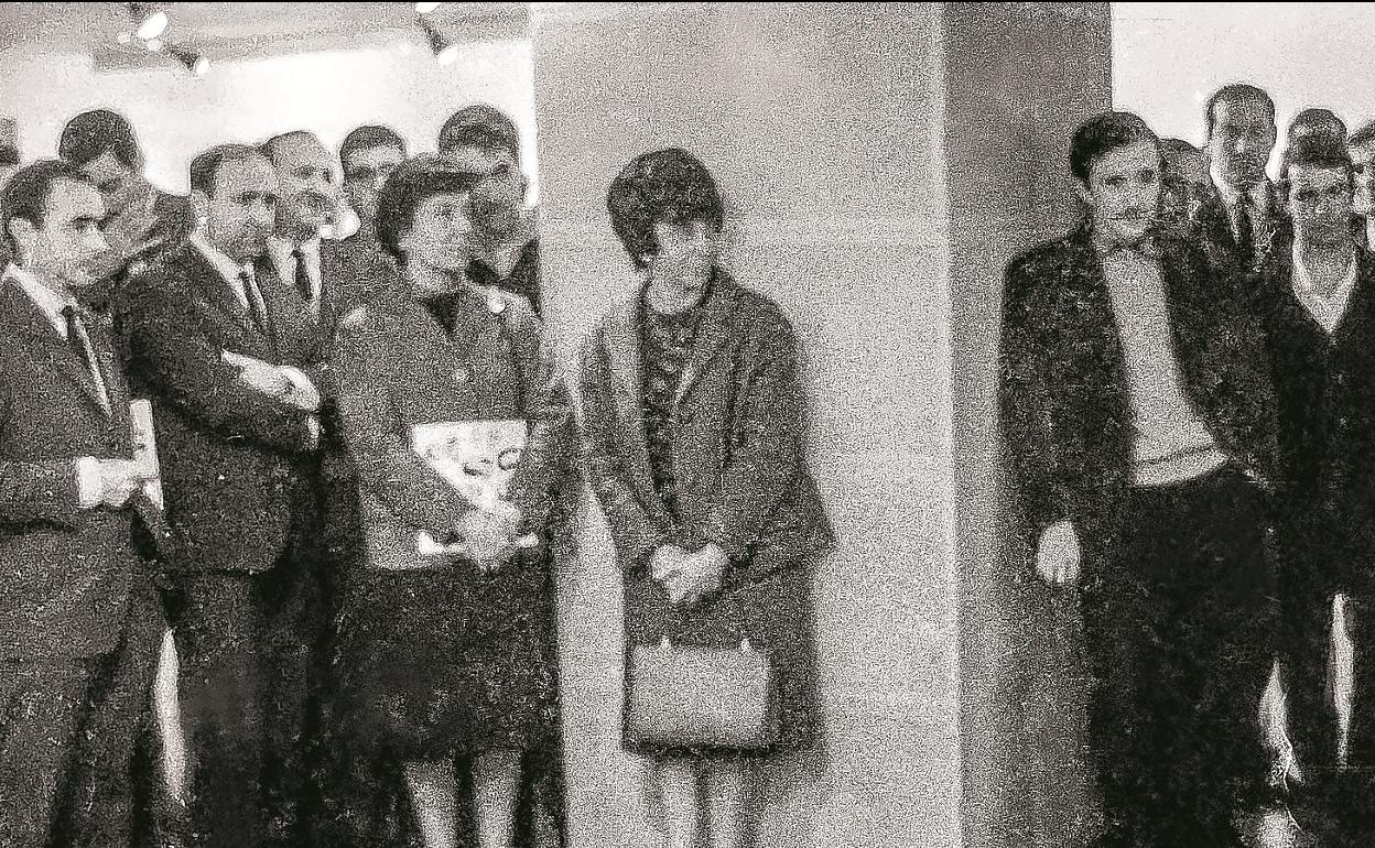 Oteiza se dirige al público, entre los que están Mendiburu o Ricardo Ugarte, el día de la inauguración.