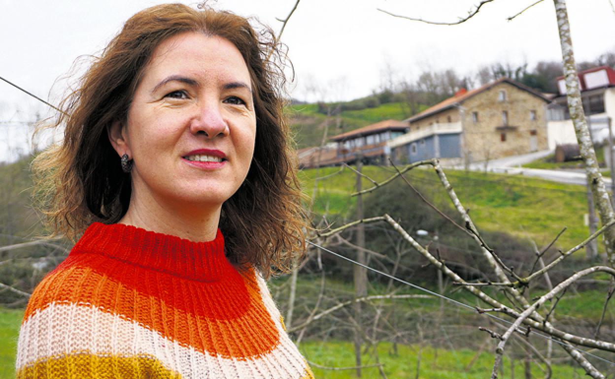 Ainara Otaño pertenece a una familia de tradición sidrera y es actualmente la directora de Petritegi.