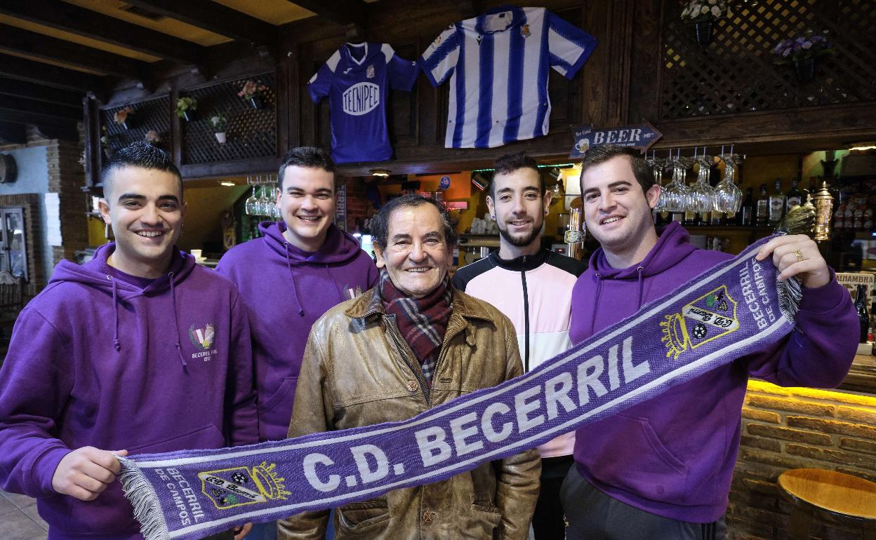Sergio Torres, Francisco Pajares, Víctor Cabello y Diego Paniagua escoltan al vecino más ilustre de Becerril, el exatleta Mariano Haro. 