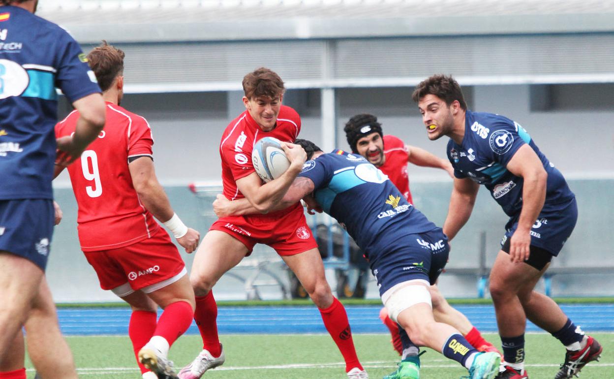 El zaguero Tomás Jorge, autor de dos ensayos, es placado por un delantero rival en Altamira. 