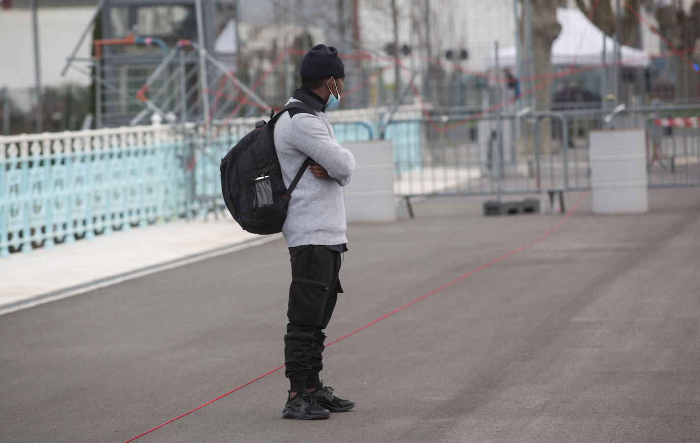 La llegada de más de un centenar de migrantes irregulares a Irun en las últimas horas ha obligado al Gobierno Vasco a habilitar más recursos de acogida urgente, ya que los que están activos desde 2018 se han visto desbordados ante un aluvión de personas totalmente inesperado.+