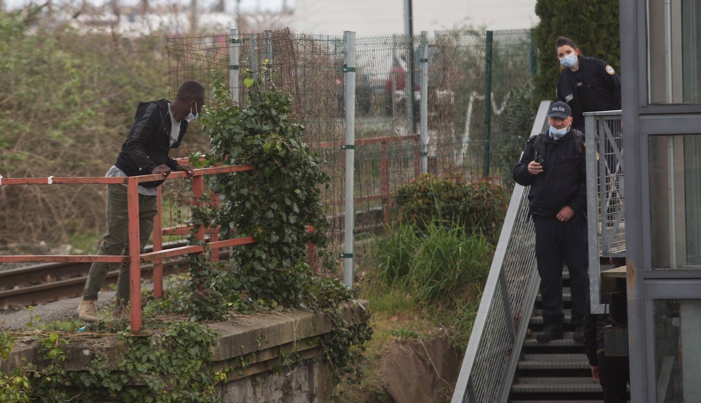 La llegada de más de un centenar de migrantes irregulares a Irun en las últimas horas ha obligado al Gobierno Vasco a habilitar más recursos de acogida urgente, ya que los que están activos desde 2018 se han visto desbordados ante un aluvión de personas totalmente inesperado.+