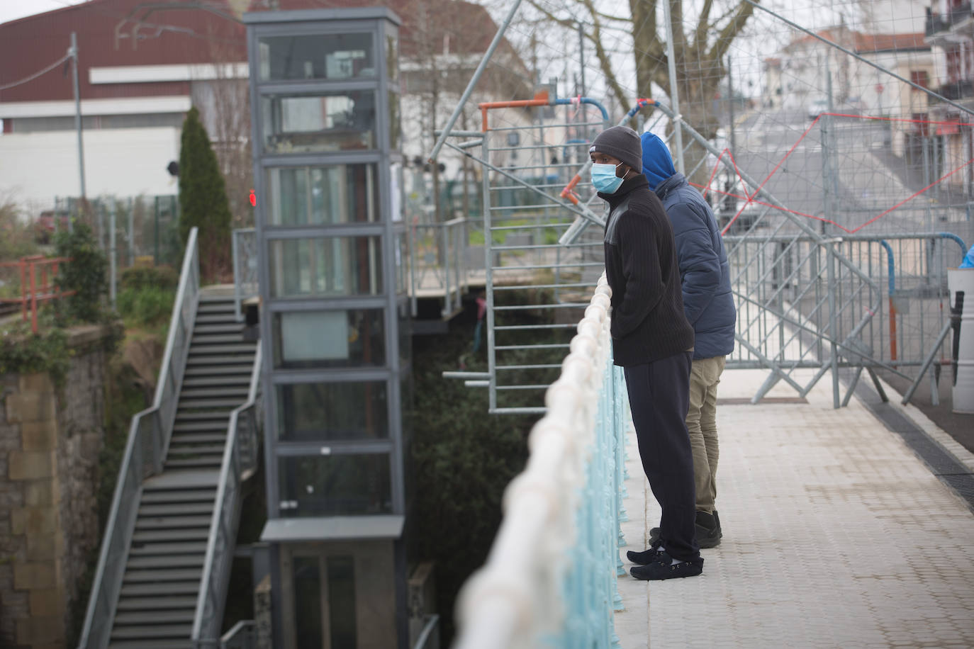 La llegada de más de un centenar de migrantes irregulares a Irun en las últimas horas ha obligado al Gobierno Vasco a habilitar más recursos de acogida urgente, ya que los que están activos desde 2018 se han visto desbordados ante un aluvión de personas totalmente inesperado.+
