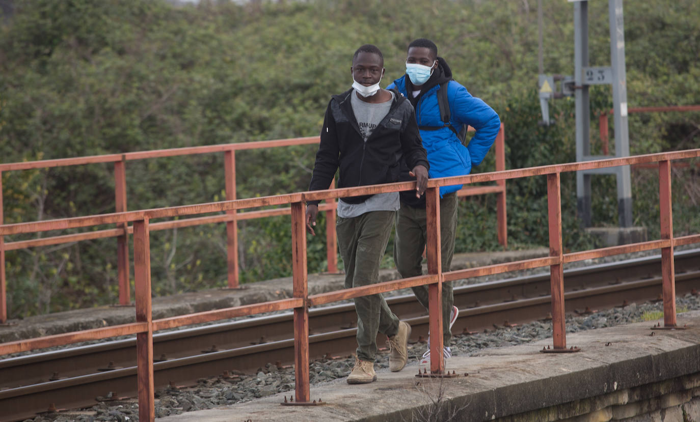 La llegada de más de un centenar de migrantes irregulares a Irun en las últimas horas ha obligado al Gobierno Vasco a habilitar más recursos de acogida urgente, ya que los que están activos desde 2018 se han visto desbordados ante un aluvión de personas totalmente inesperado.+