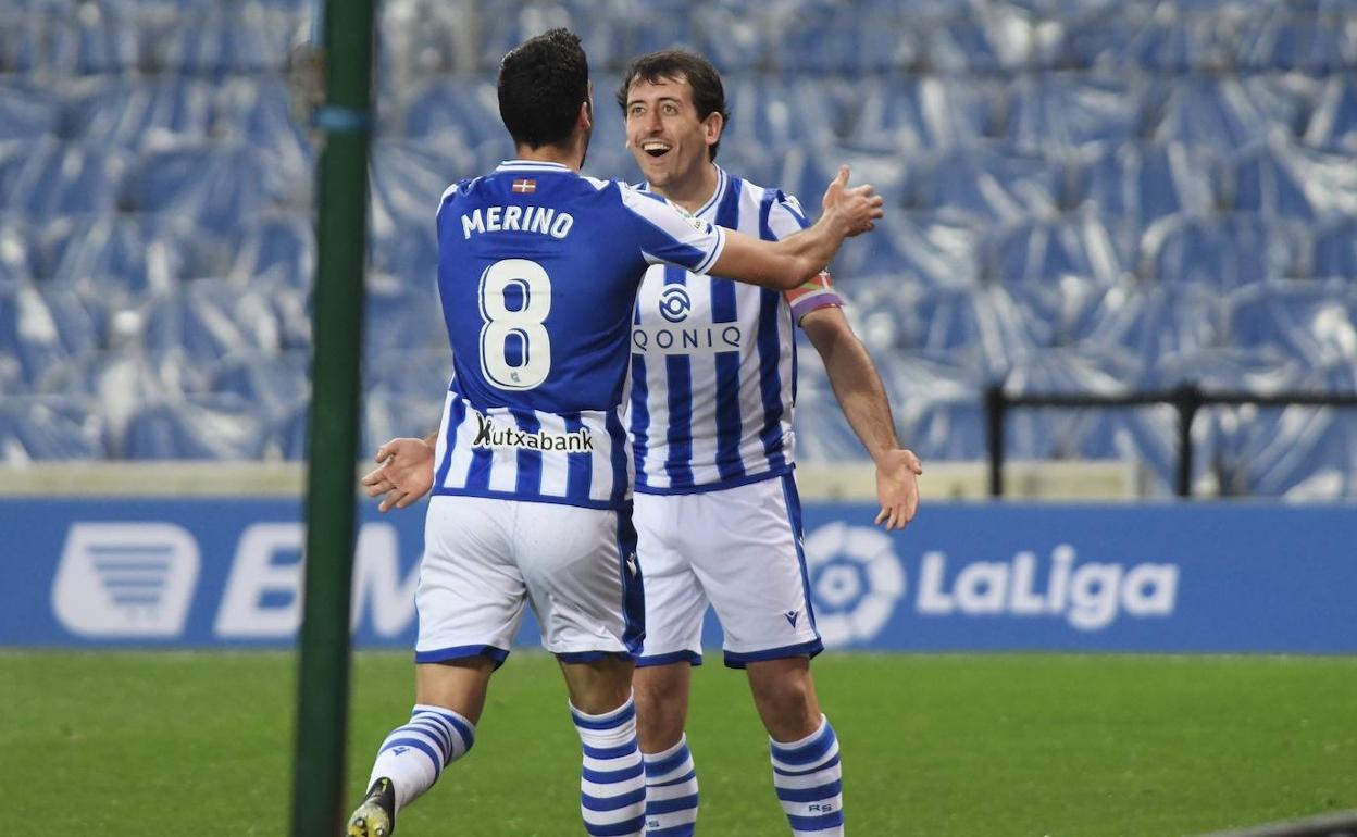 Merino celebra el gol con Mikel Oyarzabal. 