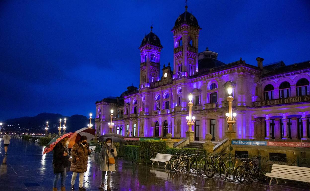 El Ayuntamiento de San Sebastián se iluminó ayer por la tarde de morado para sumarse a la reivindicación por la igualdad. 