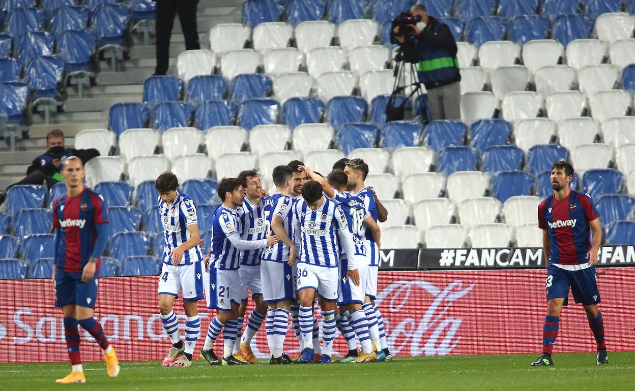 Los jugadores de la Real felicitan a Merino tras marcar el gol que acabaría significando los tres puntos. 