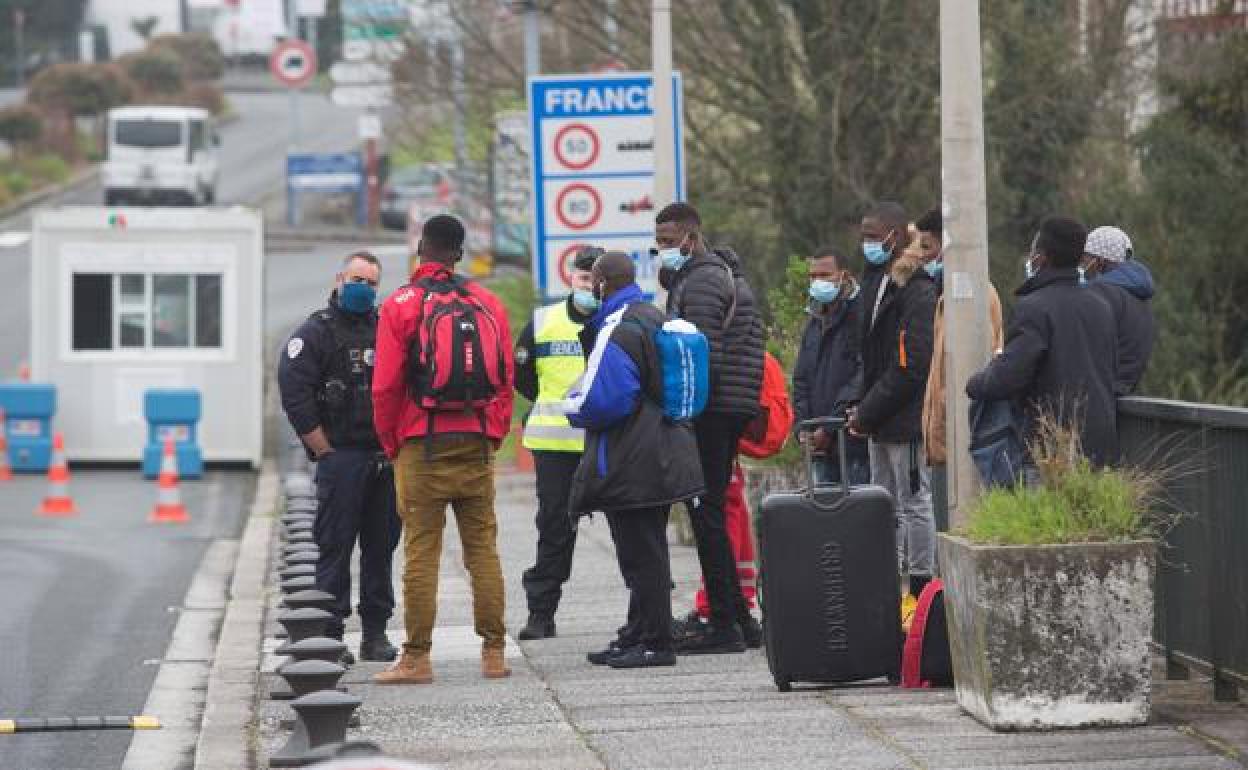 Una docena de migrantes interceptados por dos gendarmes en el puente de Santiago de Irun. 