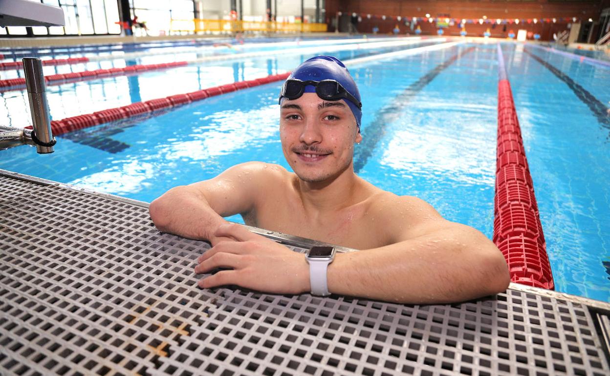 Iñigo Llopis sonríe en su medio natural, el agua, en las piscinas municipales de Anoeta. 