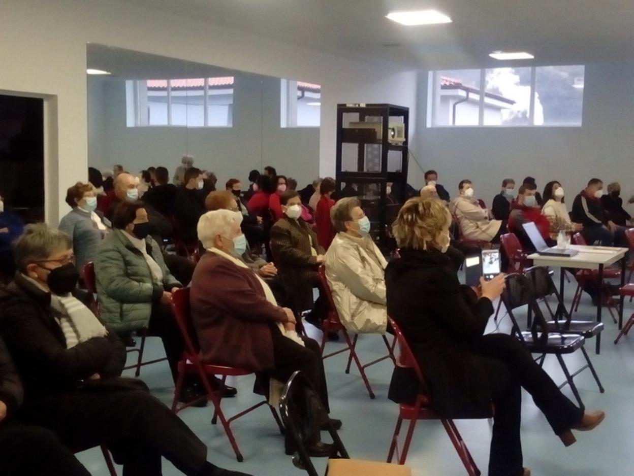 Los asistentes llenaron la sala para seguir la charla. 
