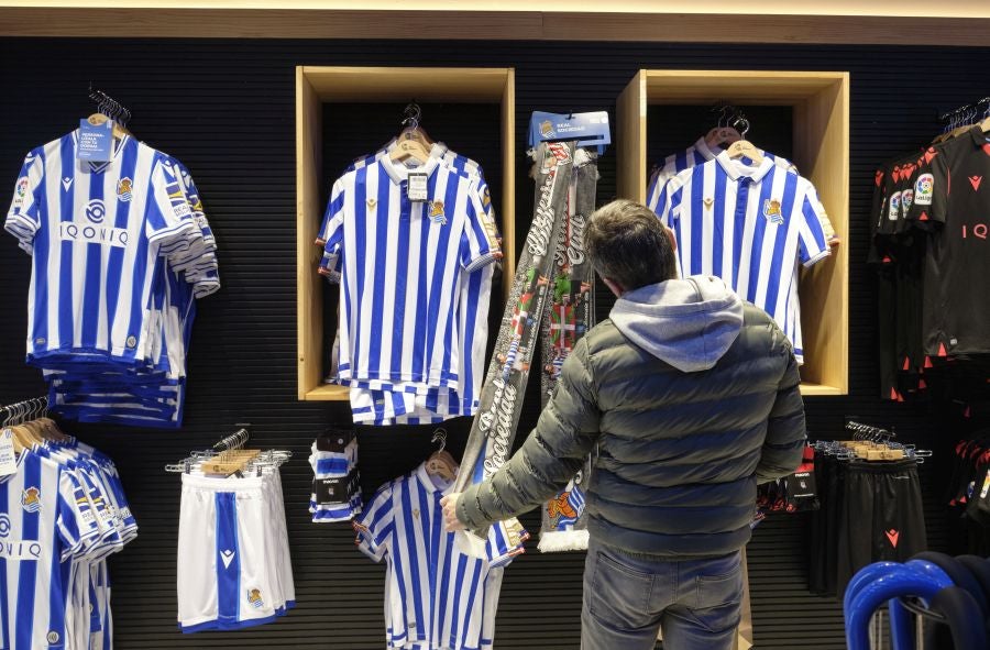 Cientos de realzales se han acercado a las tiendas de la Real Sociedad para adquirir la camiseta que el equipo lucirá en el estadio de la Cartuja