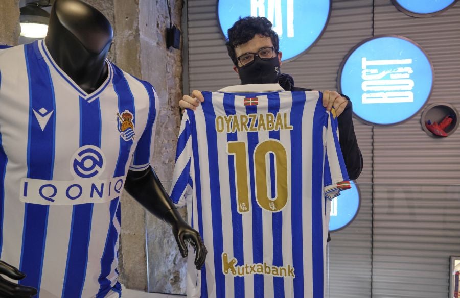 Cientos de realzales se han acercado a las tiendas de la Real Sociedad para adquirir la camiseta que el equipo lucirá en el estadio de la Cartuja
